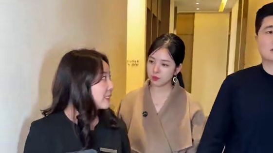 第一次看到小虎反应这么大，还好有面霜#外国媳妇#夫妻#护肤