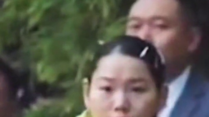 莎莎首日训练下训啦，体能教练翔哥跟在身后，终于有保障了