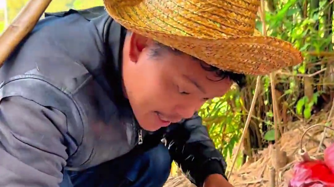 路人丢掉喂狗的鸭锁骨  我捡回来小敏做成麻辣鸭架 可香了 #农村美食 #乡村味道 #农村生活 #妈呀