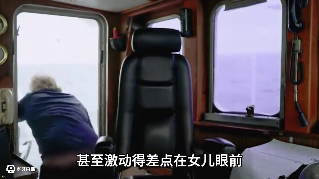 这是真实发生在大海上的离奇一幕，渔民捕鱼返航的过程中居然还有意外收获#南极磷虾 #磷虾干