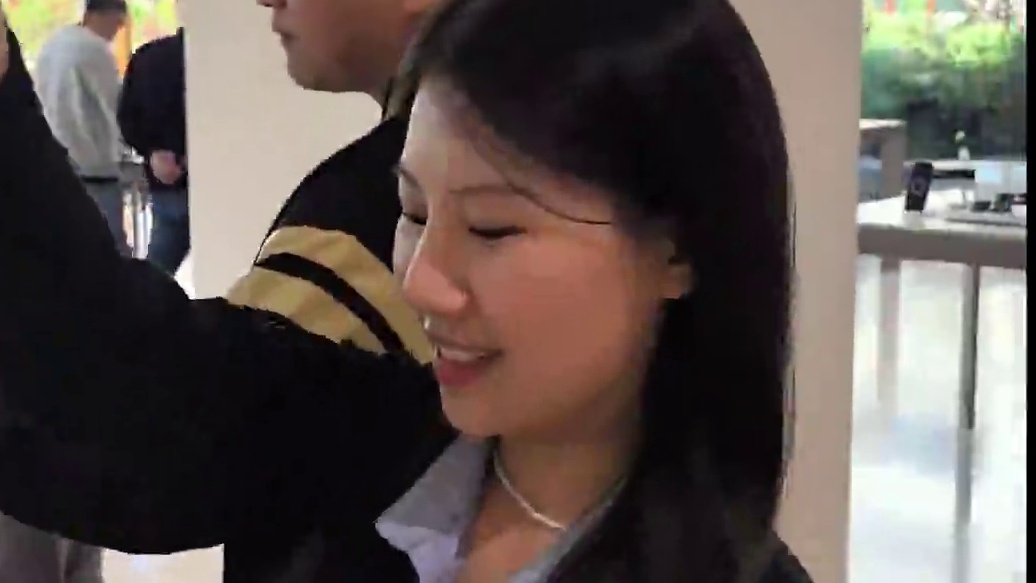 喔！魔法！一抓即来！ 华为新Mate的隔空传送要被玩坏了～～～#华为手机 #Mate70 #Mate