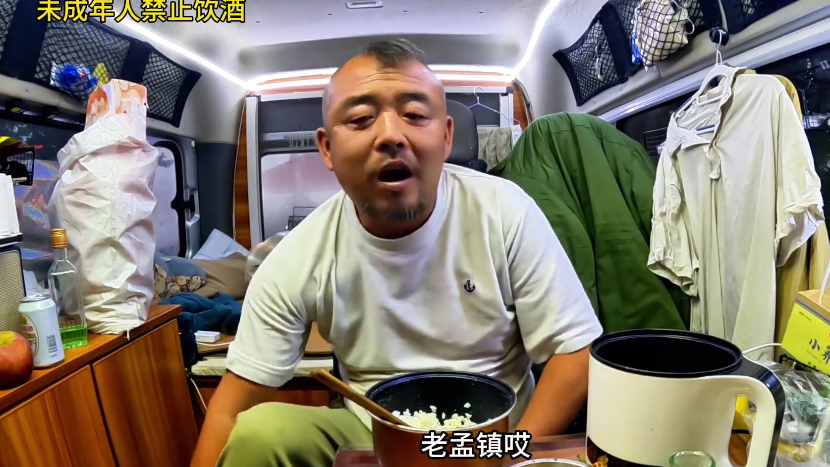 露营在哈尼梯田，外边太冷在车里吃美食喝美酒取暖，太棒了#自驾游 #露营美食