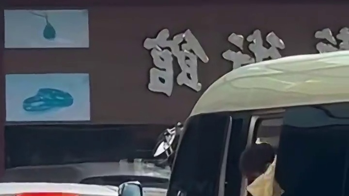 国乒男队下训啦，大头提着小白箱，高远帅气穿搭