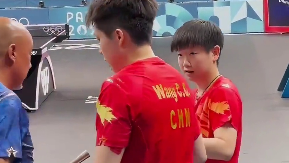 王楚钦球拍被踩断，肖战教练和孙颖莎极力安慰大头。事到如今仍然没有任何的调查结果。