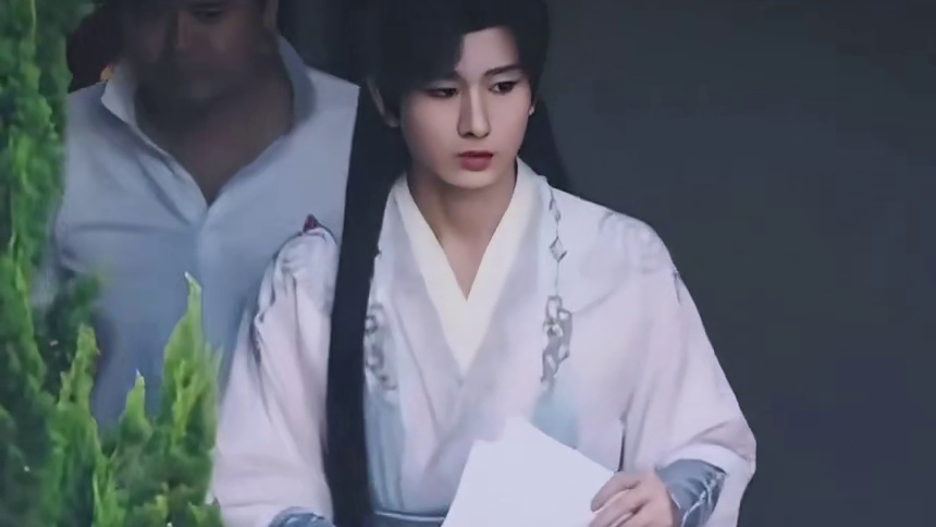 成毅赴山海粉衣路透