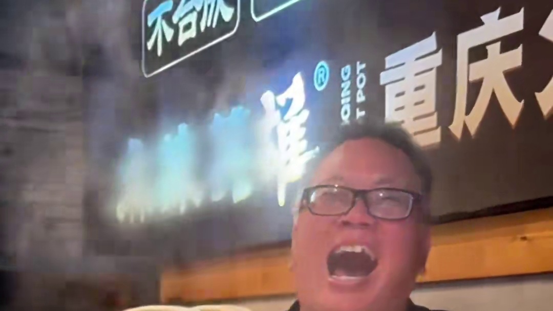 挑战！让摩的师傅带路去吃爆辣火锅~第一次和陌生人吃火锅，竟有出乎意料的收获！