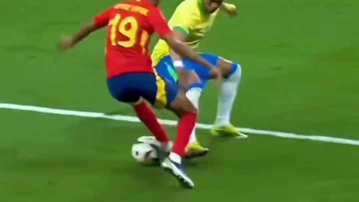 亚马尔足球赛场那些过人瞬间，真的太艺术了