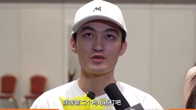 比赛现场来了一位神秘观众?DFYG.Loongs为KBG加油！#决胜巅峰世界总决赛 #决胜巅峰全球电