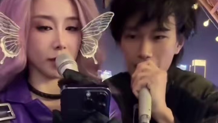 CF手游彻底火爆出圈！花小龙牵手云悠悠一起在重庆江边约会！这场景实在太浪漫了！#花小龙重庆牵手云悠悠