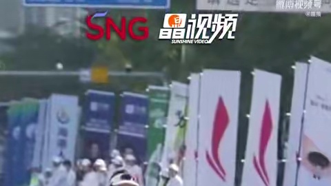 【快乐开跑！ 】12月1日上午7时30分，2024深圳马拉松鸣枪开跑。20000名跑者一起踏上山海连