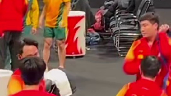 莎莎悠闲看大头比赛，国乒首日零封对手，莎头赛后交流一起下班