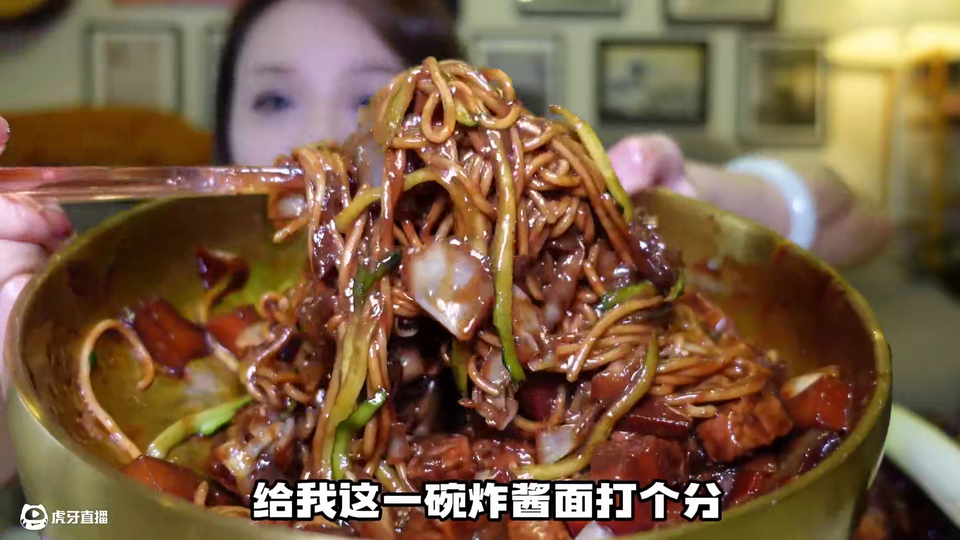 自制黏糊糊韩式炸酱面！炸酱脆皮炸鸡意外超级搭配，一口炸鸡一口面芜湖~#炸酱面 #韩式炸酱面 #炸鸡