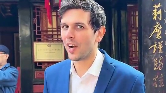 吃斋饭时遇见了超绝碳水！为什么爱拍照的中国人偏偏不和红墙上的“情”字合照？#文殊院香园 #斋饭自助餐