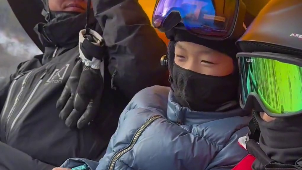 请记住这个青岛7岁男孩阳光！也记住技术和情绪价值拉满的羔教练！挺专业！#三亿人上冰雪 #滑雪人的开板