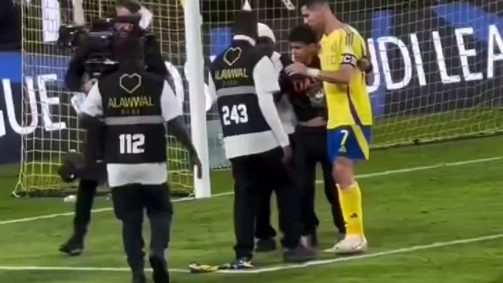 追星成功！赛后谢场时，小球迷冲进球场找C罗合影