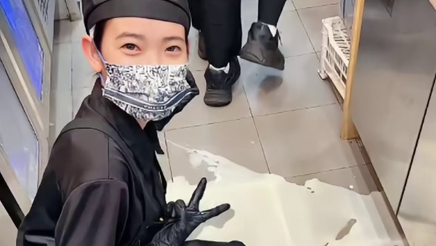 大家不要为了打翻了的牛奶而哭泣，让我们一起笑对生活吧