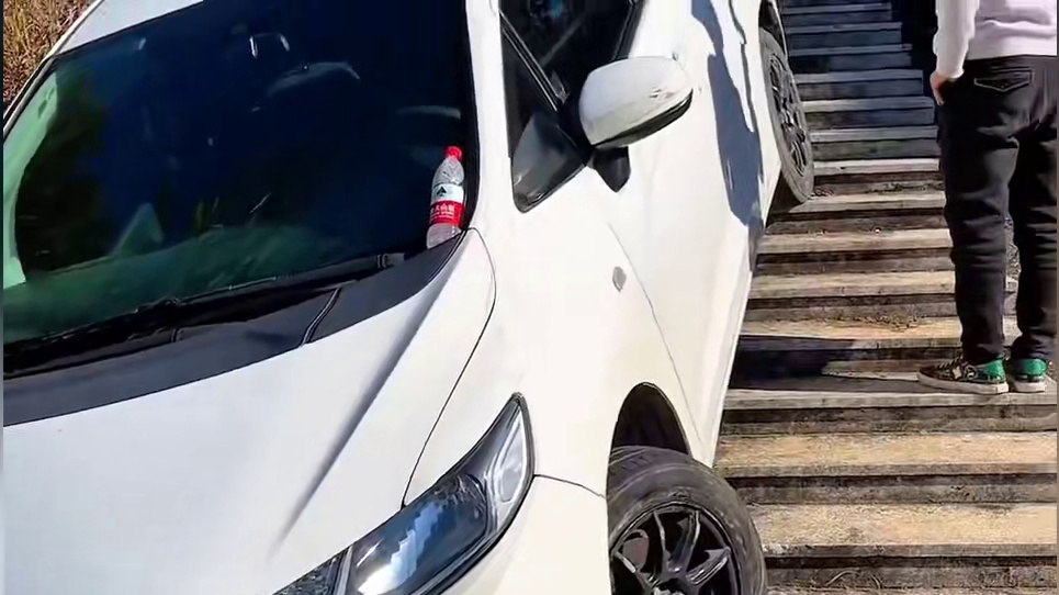 平阳飞度拆散了抬了下去，据说车还是借来的#本田飞度 #借车