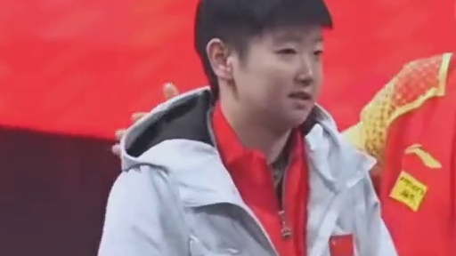 莎宝又被李指支配坐到前排了，来到前排她和曼昱笑的好开心，两人聊的不亦乐乎，太可爱了。#看见音乐计划#