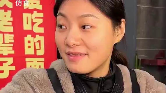 美女挑战火锅米线，说着说着脸一下子就变色，胖妹都惊了！#雪碧配辣一口入魂  #火锅米线 #米线#这一