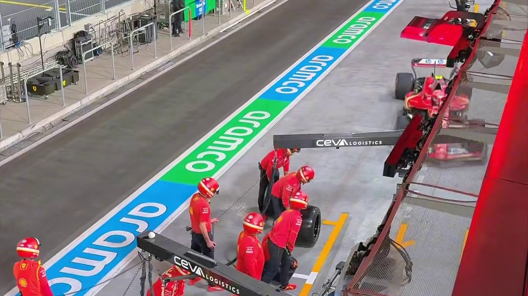 2024年F1拉斯维加斯大奖赛，卡洛斯赛恩斯进站换胎时刻，这个速度你敢信嘛！#F1
