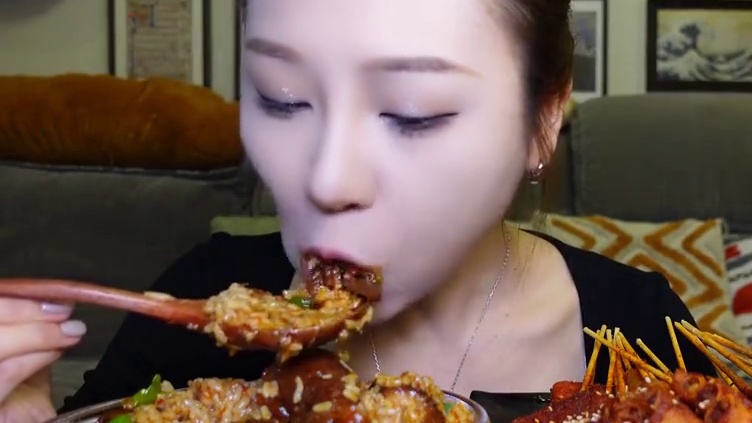 黏糊肘子烫饭+酱多多炸串！肥糯肘子皮只香不腻、刷酱炸串一口爆汁~#肘子 #家常菜 #肘子烫饭 #黏糊