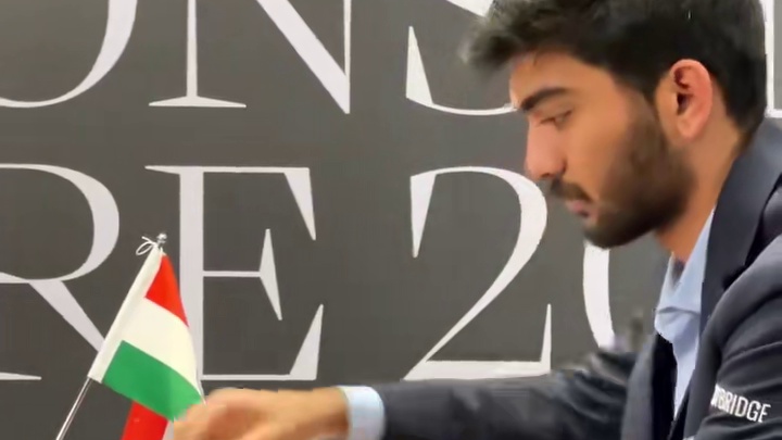 2024世界冠军赛第八轮正在进行！丁立人先手采用了英国式开局，18岁的印度挑战者后手以反向西西里克拉