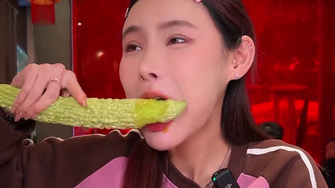 成都第一顿爆辣火锅，辣度拉满吃完满眼冒星星！ 