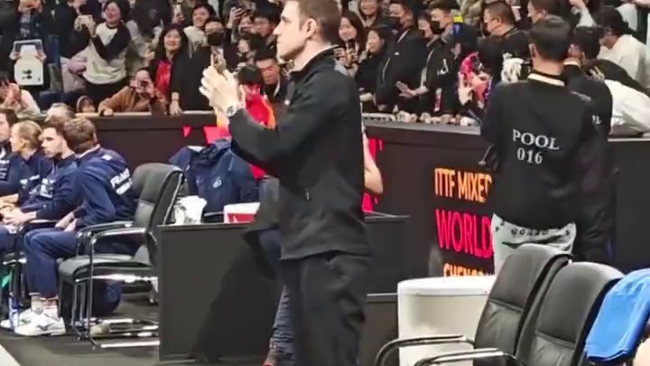 12月4日｜赛后孙颖莎笑着跟现场球迷挥手，咱就是说莎莎的笑，真的好治愈哦