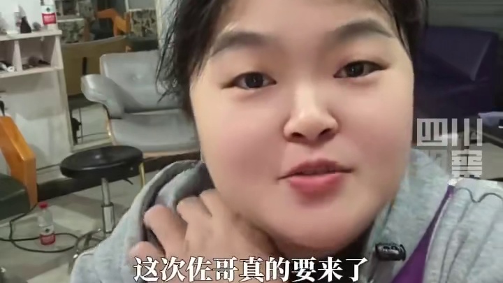 【】12月5日，湖南怀化。理发师，称向佐真要来理发了：“大家一起期待吧”。此前，发型师晓华因“听得懂