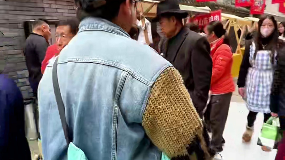 在成都居然也有这种防空洞老火锅，一个洞就是一个包间，这种氛围简直太爽了，位置很好找，就在温江王鸡肉和