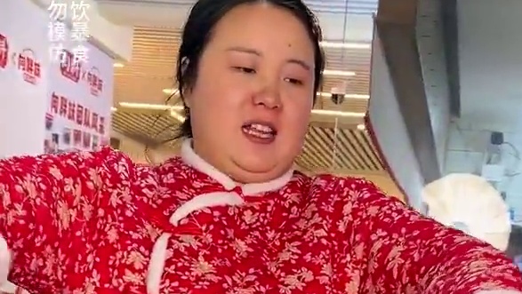 89年湖南大哥挑战1斤米线还要加爆米花，话太多把观众都看急了！#美食#米线 #火锅米线