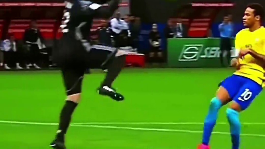 足球赛场那些幻灯片式技术，真的太艺术了 #dou来足球季 #足球的魅力