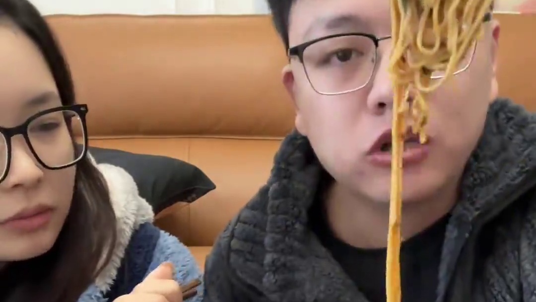 为什么他碗里的吃的总是比我碗里的香 #情侣日常 #生活碎片记录 #干饭情侣