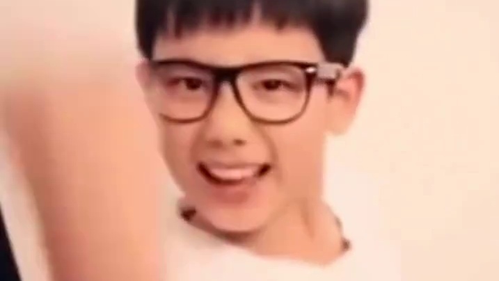 等胡先煦小了 能不能还唱歌给大家听啊！ #胡先煦 #反差 #人夫 #背影 #童年