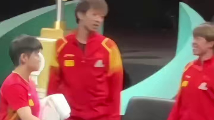 孙颖莎2比1战胜韩国选手，王楚钦主动伸手和莎莎击掌，现场又沸腾了！#孙颖莎 #王楚钦