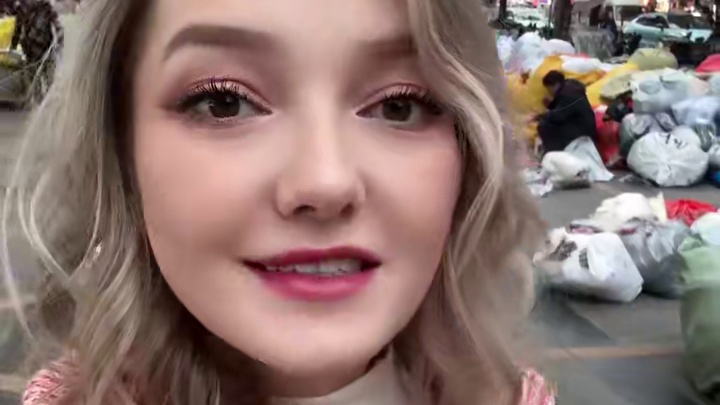 花70块钱，去吃了八块钱一盆的三拼凉面，香的很啊，你们那里能吃到吗？就藏在荷花池停车场旁边，我申请当