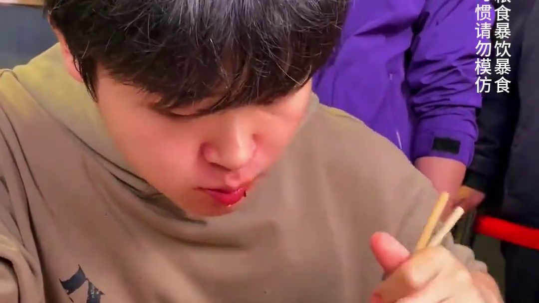 湖南小伙挑战重庆变态辣火锅米线，连胖妹都直呼他好变态！#哎呀妈呀太香了 #这一口简直香迷糊了 #这一