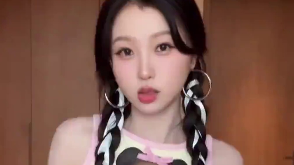 #虞书欣 出发澳门参加#尖叫之夜 了~今天是all black黑化版，黑色双马尾捏~