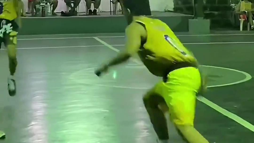 上篮想不到用哪一招？这招肯定很适合你！#篮球教学 #每天学一招