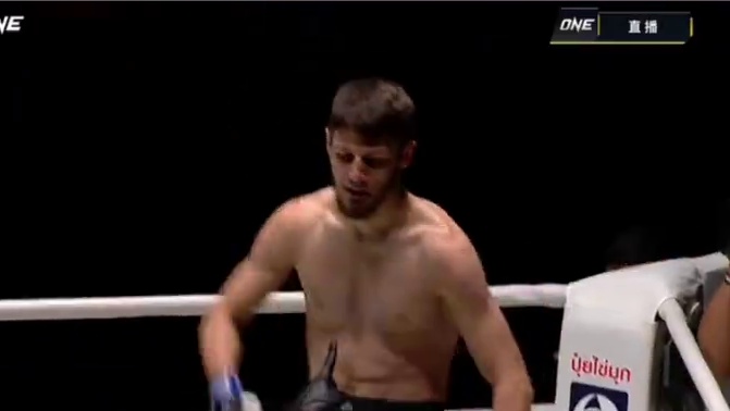 这一套动作真是行如流水！太帅了！#搏击#格斗