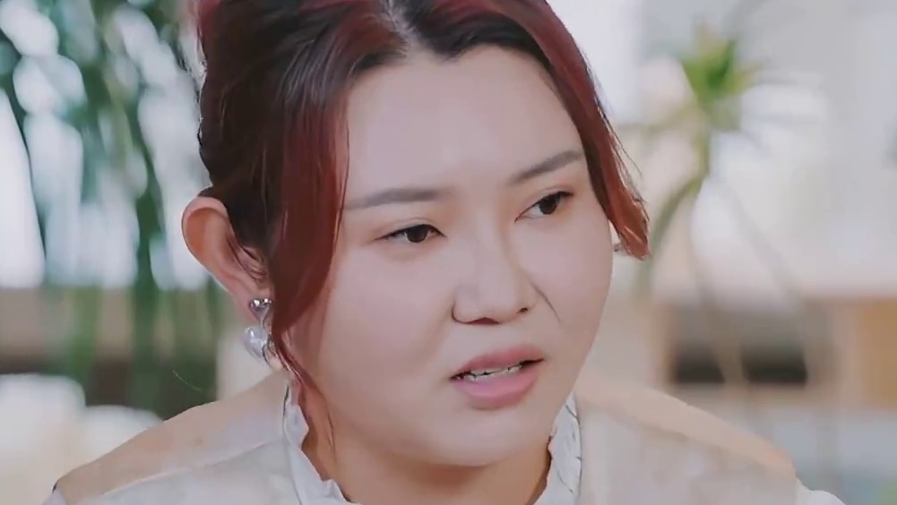 麦琳眼里全是吃的  麦琳的朋友在调解麦琳和李行亮的时候，自己在一旁哐哐吃