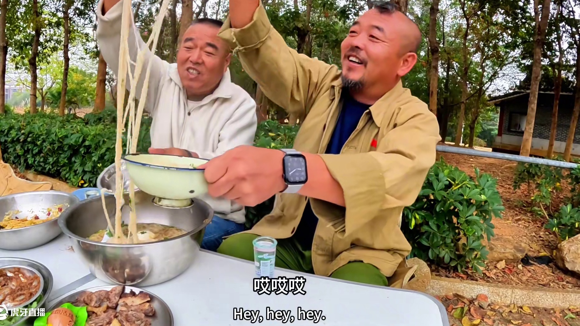 哥俩在崇左市早餐，顶着小雨听着现场音乐，真牛啊#户外美食 #旅途路上