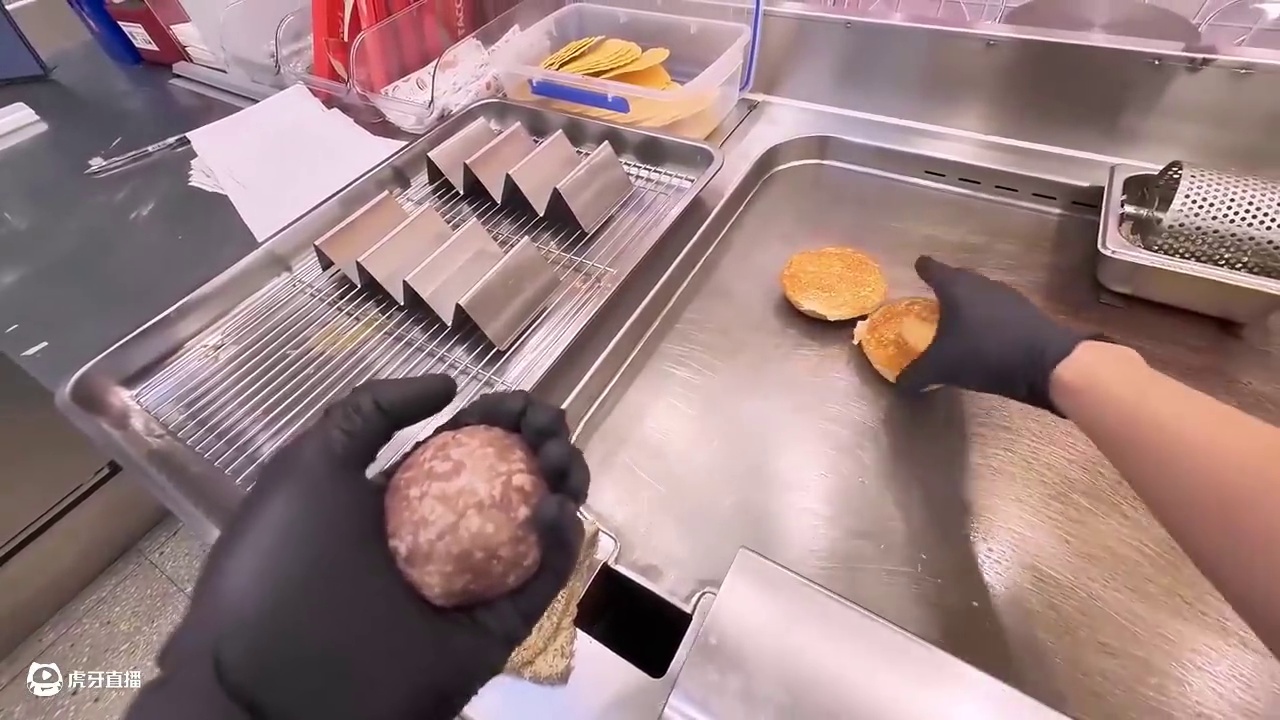 听周董沉浸式做汉堡 准备上新，太好了是汉堡，我们有救了。#墨塔塔 #手作牛肉汉堡 #汉堡 #丽水美食