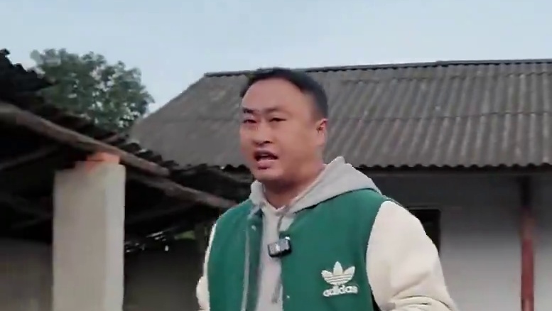 距离地铁2公里。门口钓鱼，菜地。 位于新津的一座小院，门口就有菜地，面朝大河。出门就可以甩两杆，并且