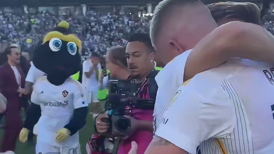 35岁罗伊斯替补出场，最终洛杉矶银河2-1击败纽约红牛捧起冠军奖杯，恭喜罗伊斯捧起职业生涯首个联赛冠