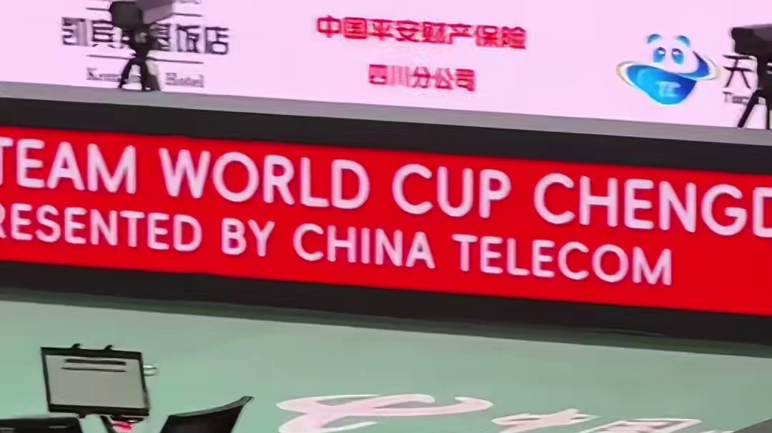 大头叫曼昱回来拿拍，自己却主动递给莎莎，两小只就要大大方方的