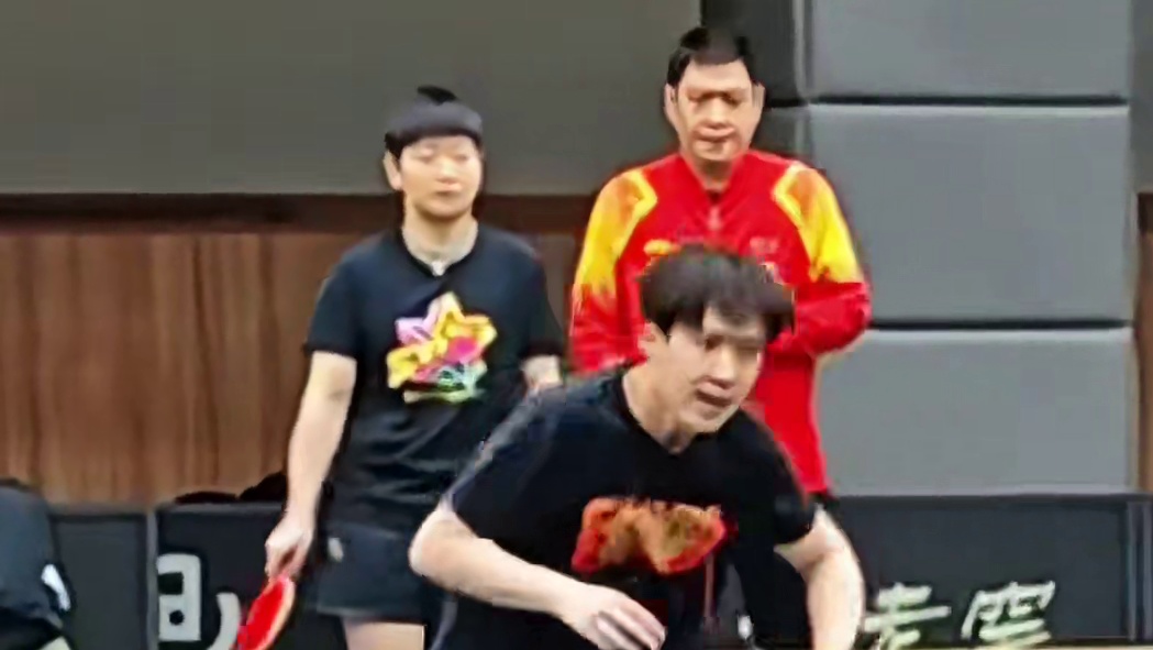 莎头赛前热身训练，积极投入抡拍，两小只加油