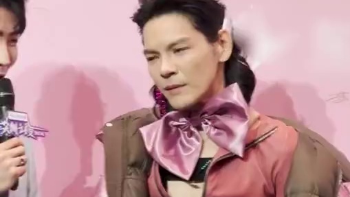 #向佐上台领奖没有一秒是浪费的  不白来，都不白来哈！#向佐