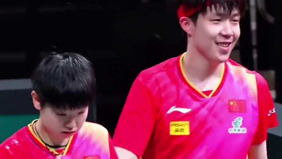 莎莎失误自责拍脑袋，大头拍拍肩膀安慰，肖指提供满满的情绪价值