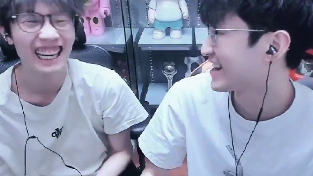 俩文盲还在这考上了 